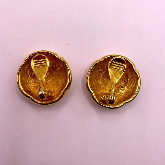 Vintage Monet Gold Tone Beige Enamel Clip On Statement Earrings - Picture 3 of 3
